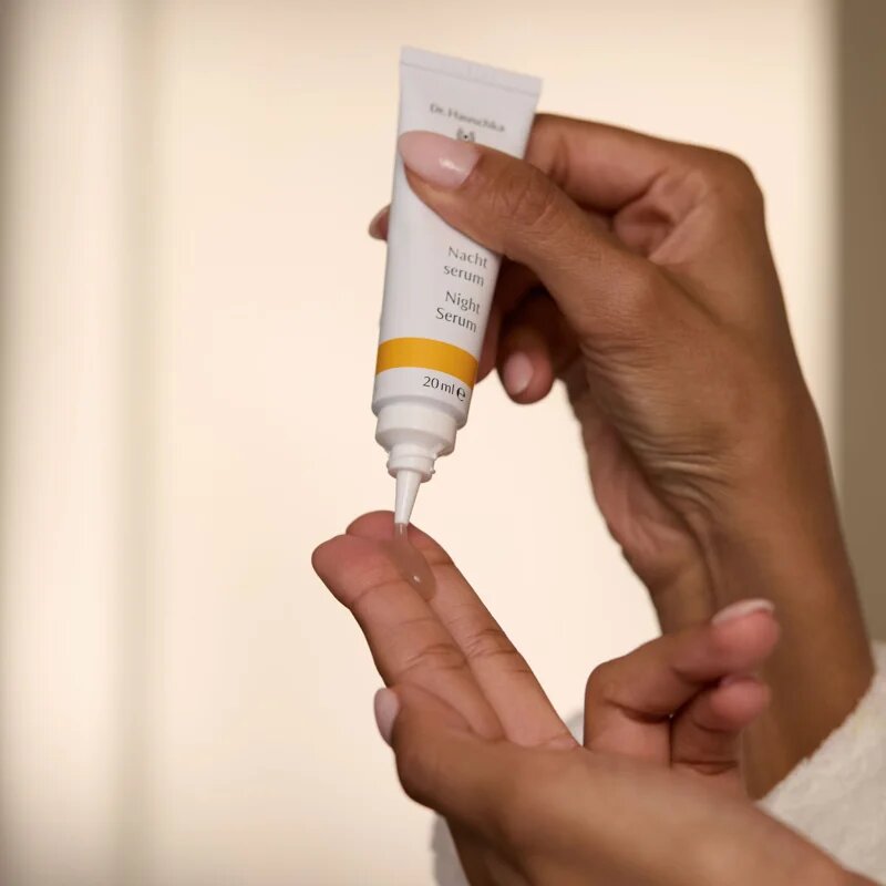 Dr. Hauschka Facial Care Night Serum ser de noapte pentru hidratare intensa 20 ml
