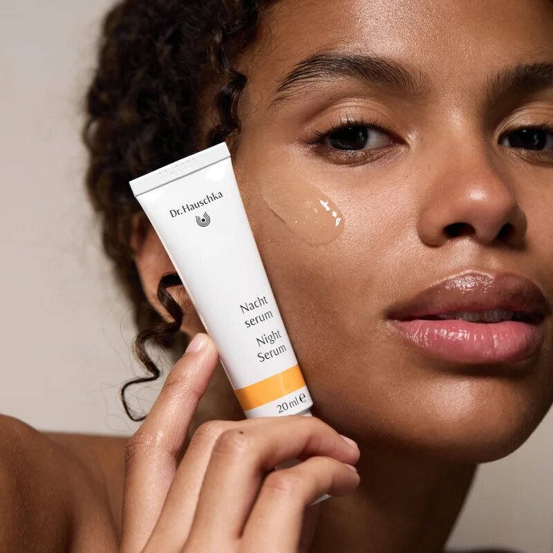 Dr. Hauschka Facial Care Night Serum ser de noapte pentru hidratare intensa 20 ml