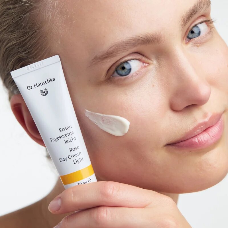 Dr. Hauschka Facial Care Rose Day Cream Light crema cu textura usoara de trandafir 30 ml