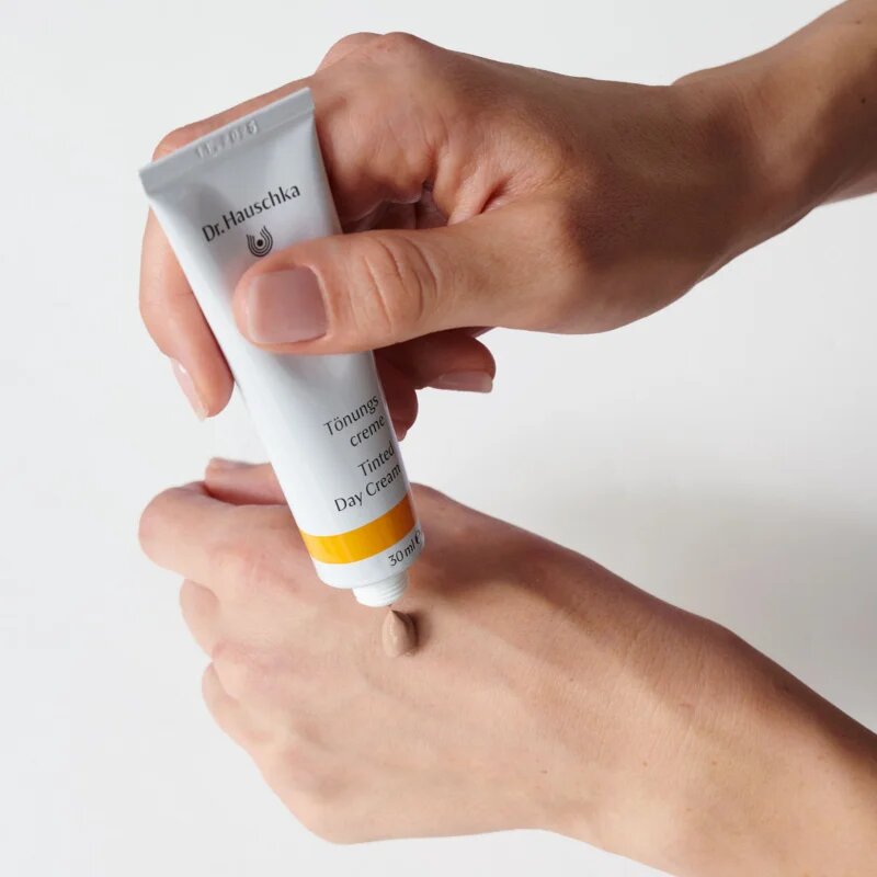 Dr. Hauschka Facial Care Tinted Day Cream cremă hidratantă nuanțatoare ziua 30 ml