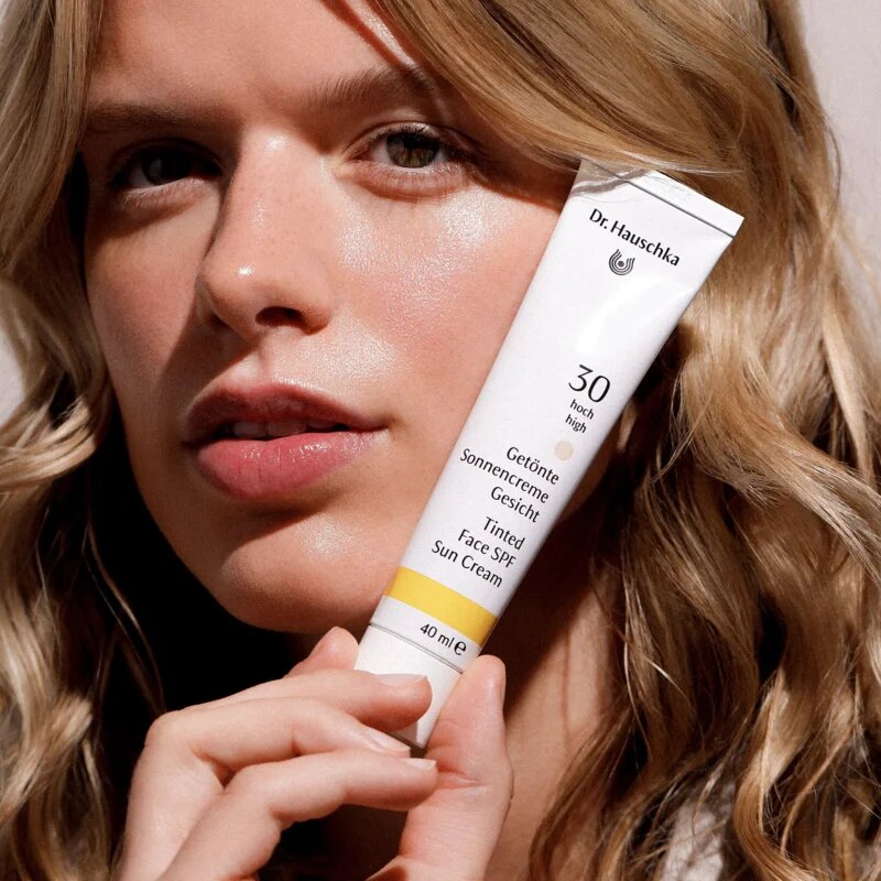 Dr. Hauschka Facial Care Tinted Face SPF Sun Cream lotiune de plaja tonifianta faciale SPF 30 40 ml