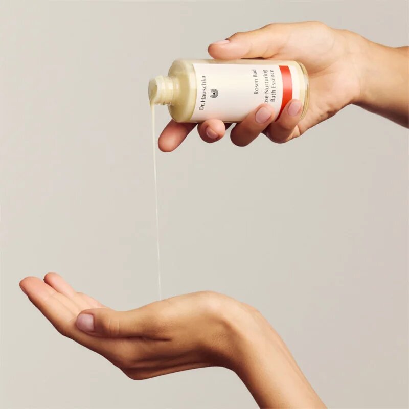 Dr. Hauschka Shower And Bath Rose Nurturing Bath Essence esente de trandafiri pentru imbaiere 100 ml