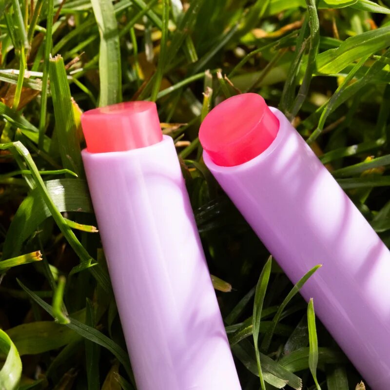 essence GLIMMER IN A BUBBLE balsam de buze tonifiant cu textura de gel culoare 01 Chasing Bubbles 1.6 g