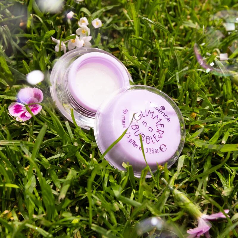 essence GLIMMER IN A BUBBLE mască hidratantă pentru buze cu particule stralucitoare culoare 01 Kiss In A Bubble 7.5 g