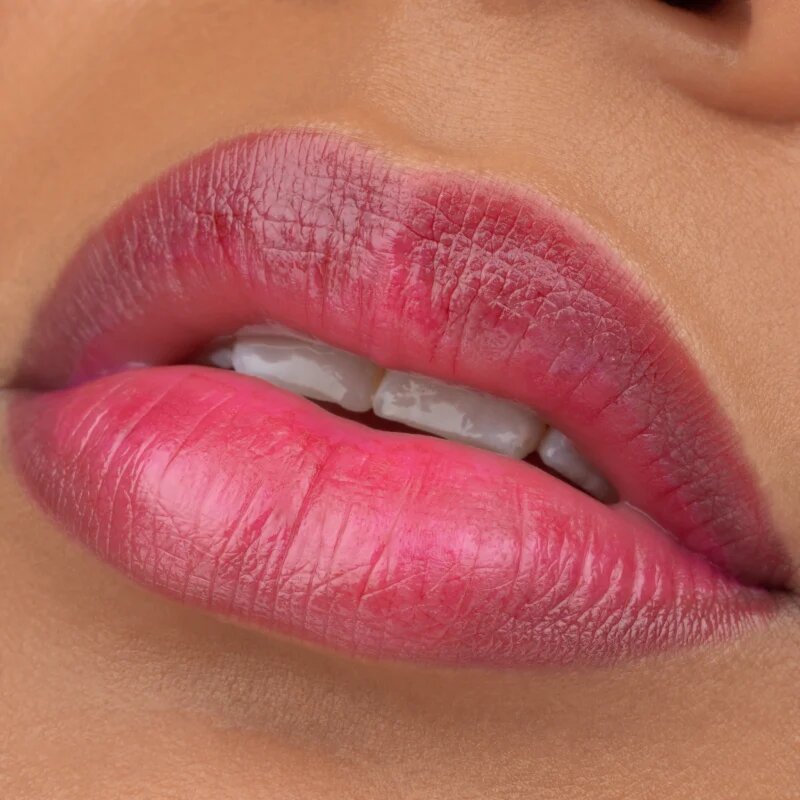 essence WHAT A TINT! blush lichid și luciu de buze culoare 01 Kiss From A Rose 4.9 ml