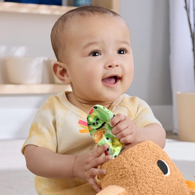 Fisher-Price Snuggly Snacky Capy jucărie de pluș cu zornăitoare 1 buc