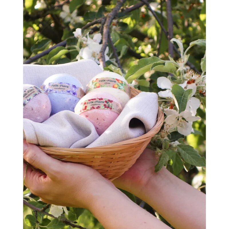 Folk & Flora Blackcurrant bombă de baie cu efect revigorant 130 g