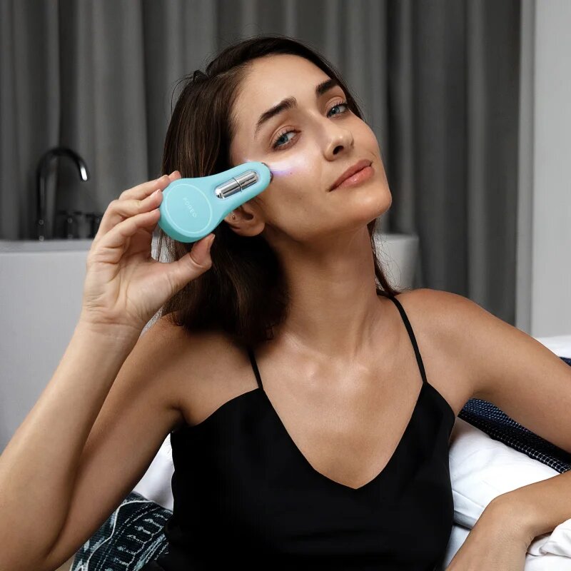 FOREO BEAR™ 2 eyes & lips dispozitiv de tonifiere cu microcurenți zona ochilor si a buzelor Arctic Blue 1 buc