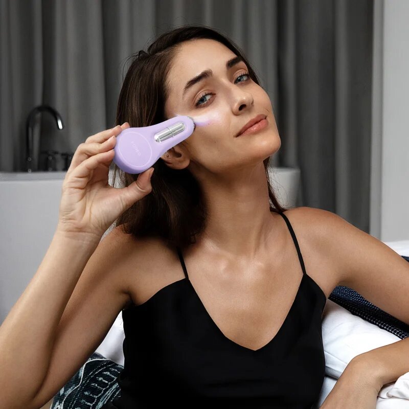 FOREO BEAR™ 2 eyes & lips dispozitiv de tonifiere cu microcurenți zona ochilor si a buzelor Lavender 1 buc