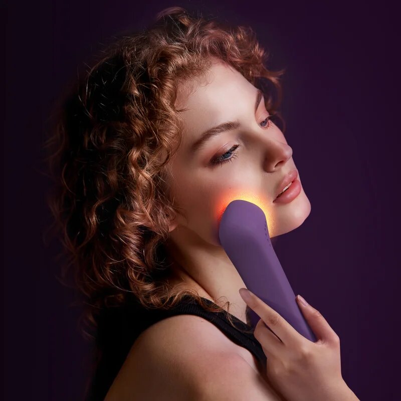 FOREO FAQ™ 501 aparat pentru netezirea și atenuarea ridurilor cu lumină LED roșie 1 buc