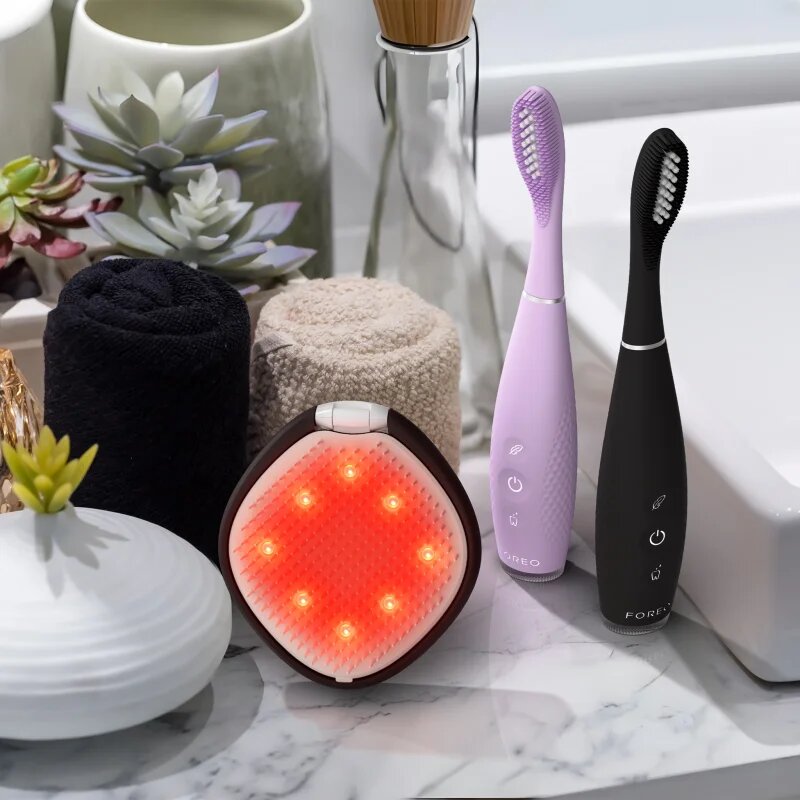 FOREO FLIP™ Play Advanced 3-in-1 pieptene de păr cu iluminare LED de fundal Midnight Magic 1 buc