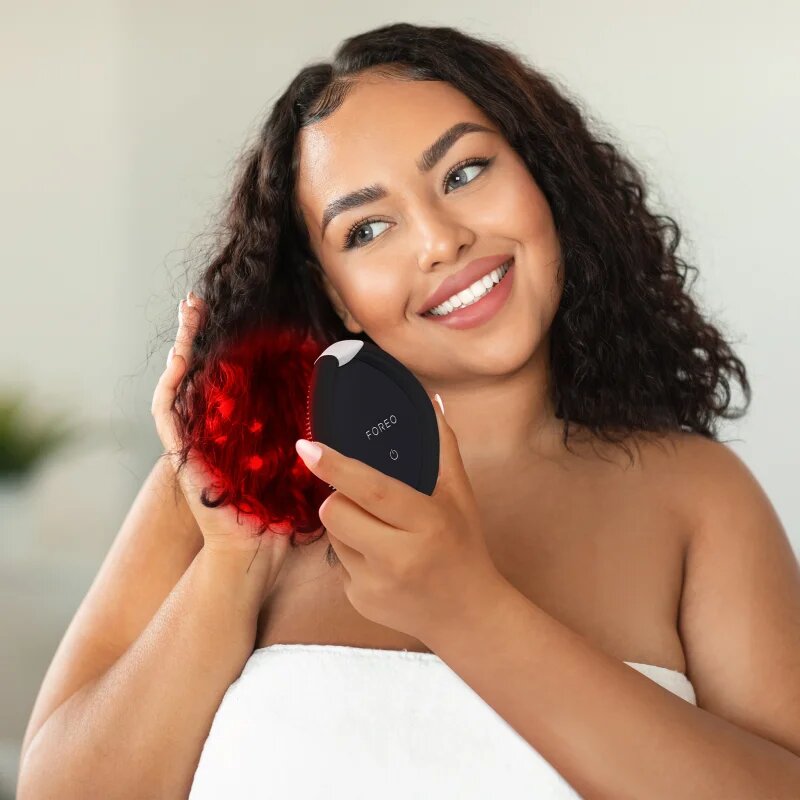 FOREO FLIP™ Play Advanced 3-in-1 pieptene de păr cu iluminare LED de fundal Midnight Magic 1 buc