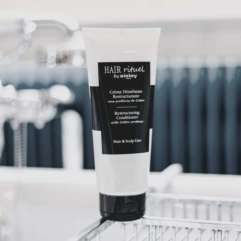 Hair Rituel by Sisley Restructuring Conditioner with Cotton proteins balsam cu efect de netezire împotriva părului fragil cu proteine 200 ml