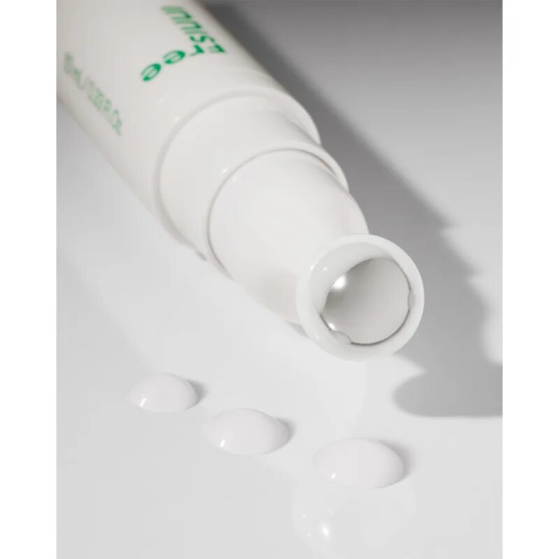 innisfree Green Tea Caffeine Bright-Eye Serum Roll-on pentru ochi racoritor împotriva ridurilor și a cearcănelor întunecate 10 ml