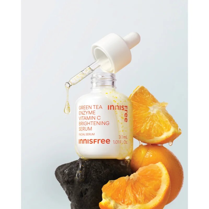 innisfree Green Tea Enzyme Vitamin C Brightening Serum ser stralucire cu vitamina C pentru uniformizarea nuantei tenului 30 ml