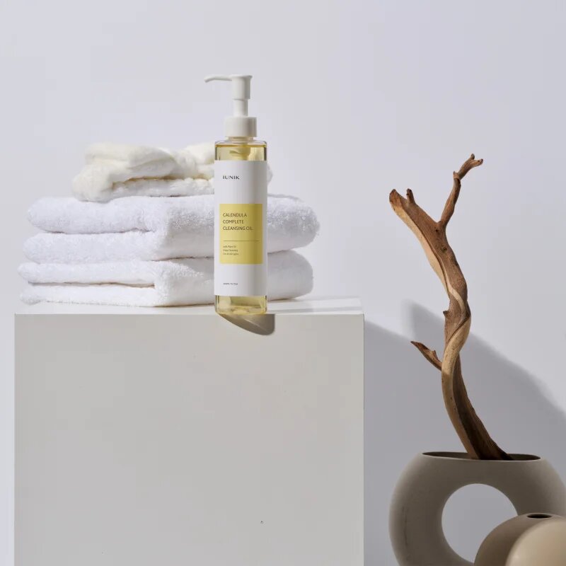 iUnik Calendula Complete Cleansing Oil ulei pentru indepartarea machiajului Ulei de curățare pentru piele sensibilă 200 ml