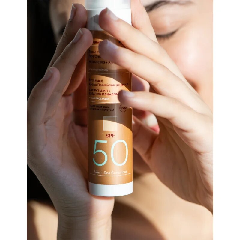 Korres Red Grape Tinted Daily Sunscreen lotiune de plaja tonifianta pentru uniformizarea nuantei tenului SPF 50 50 ml
