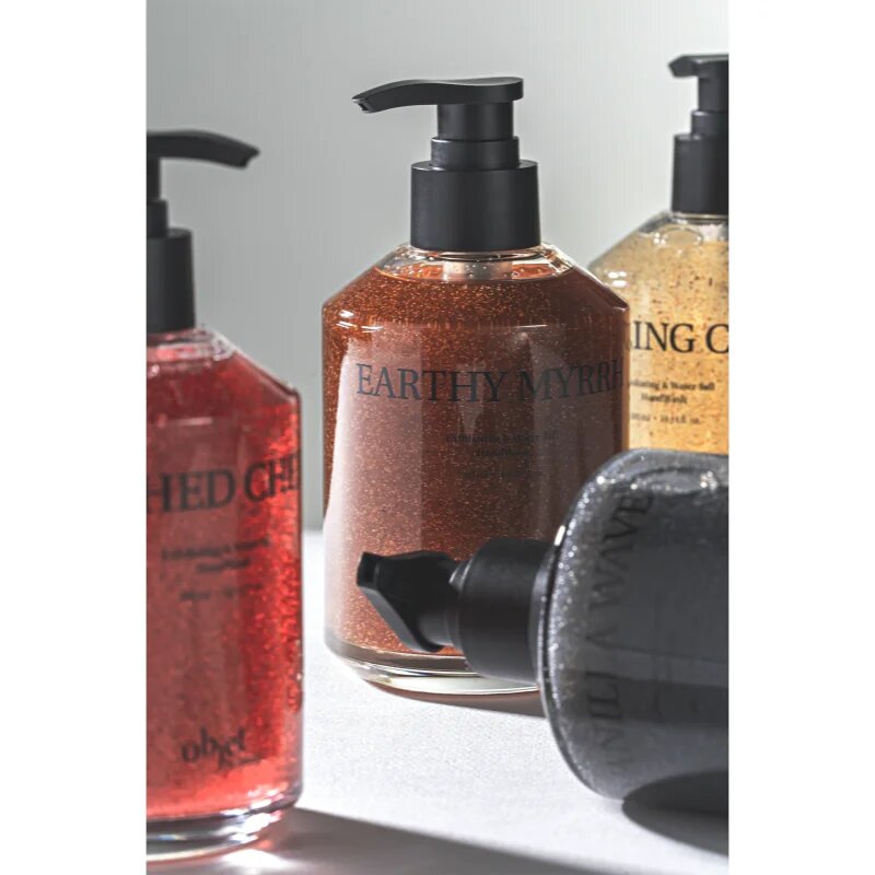 KUNDAL Objet Exfoliating & Waterfull Hand Wash Săpun lichid hrănitor pentru mâini cu efect de exfoliere cu parfum Earthy Myrrh 380 ml