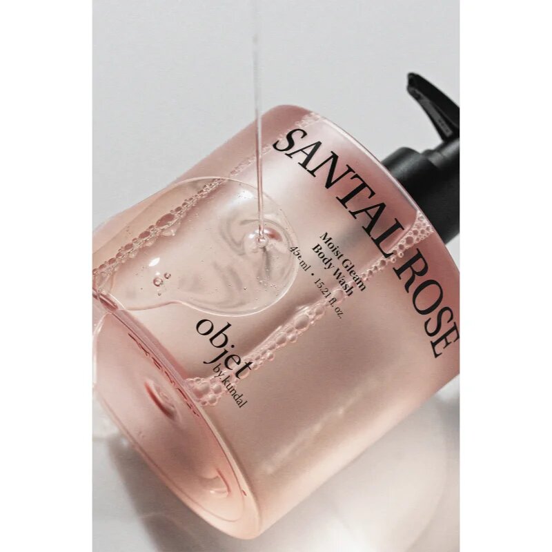 KUNDAL Objet Moist Gleam Body Wash gel parfumat pentru duș pentru hidratare intensa cu parfum Santal Rose 450 ml