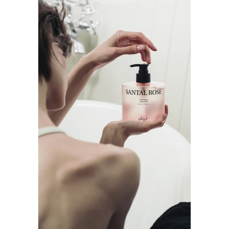 KUNDAL Objet Moist Gleam Body Wash gel parfumat pentru duș pentru hidratare intensa cu parfum Santal Rose 450 ml