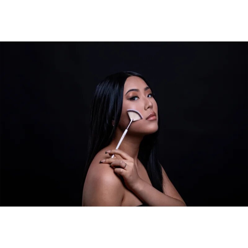 Luvia Cosmetics Elegance Fan Brush pensulă în formă de evantai 211 1 buc