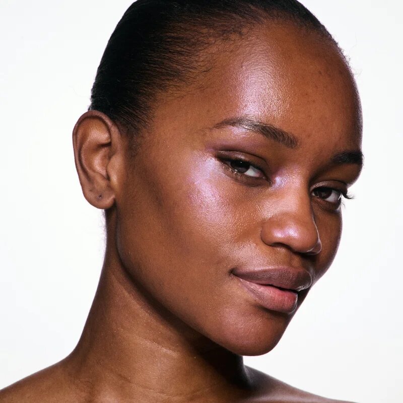 MAC Cosmetics Skinfinish Lightstruck iluminator lichid culoare Lilac Haze 15 ml