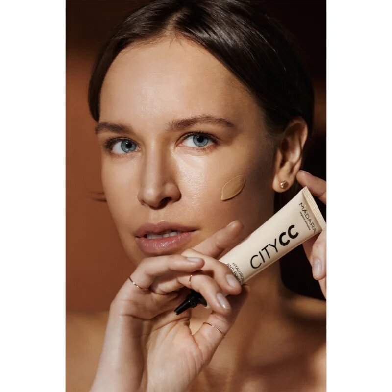 Mádara MÁDARA City CC Crema CC pentru un ten uniform SPF 15 culoare Tan 40 ml