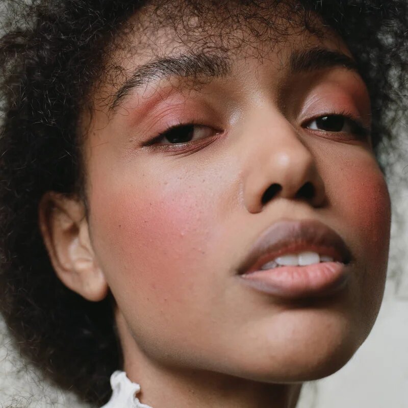Mádara MÁDARA Magnetic Blush fard de obraz sub forma de pudra culoare Bare Blossom 6 g