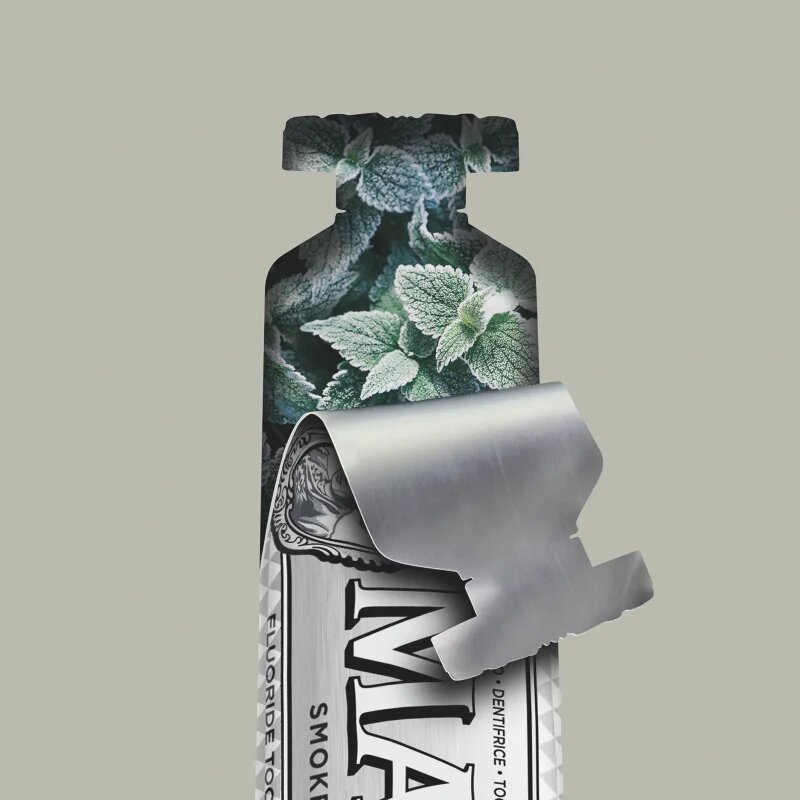 Marvis Whitening Smokers Mint pasta de dinti cu efect de albire pentru fumatori aroma Mint 85 ml