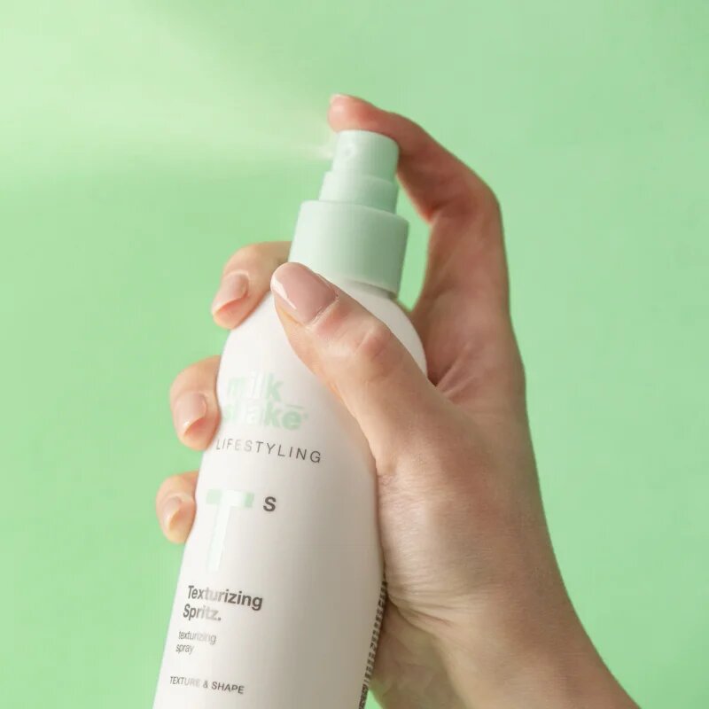 milk_shake® Lifestyling Texturizing Spritz spray pentru păr cu volum 200 ml