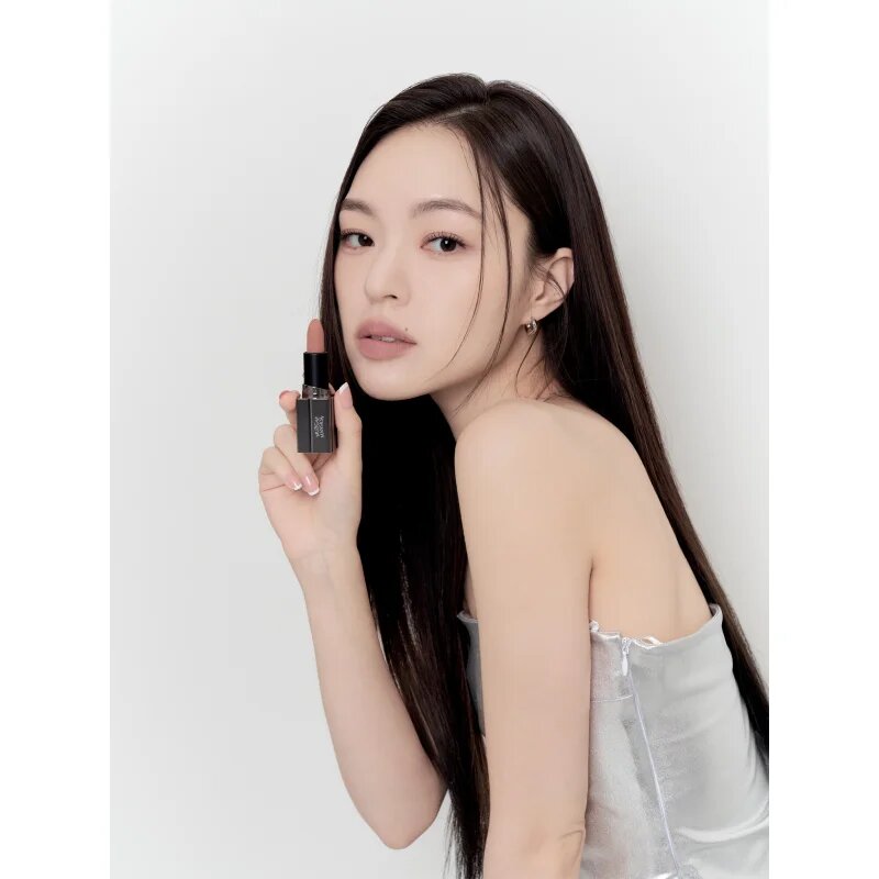 MUZIGAE MANSION Moodwear Blur Lipstick ruj buze mat hidratant culoare 004 Layered 4 g