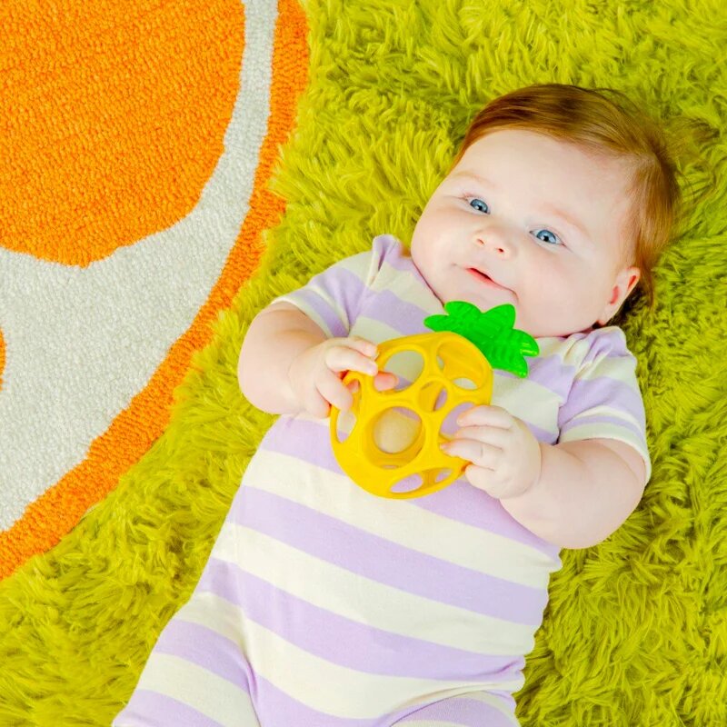 Oball Teether My Own™ jucărie pentru dentiție Pineapple 1 buc
