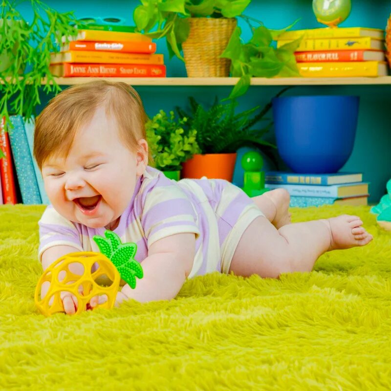 Oball Teether My Own™ jucărie pentru dentiție Pineapple 1 buc