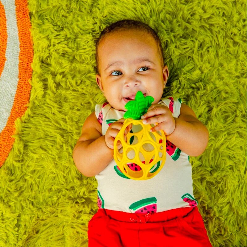 Oball Teether My Own™ jucărie pentru dentiție Pineapple 1 buc