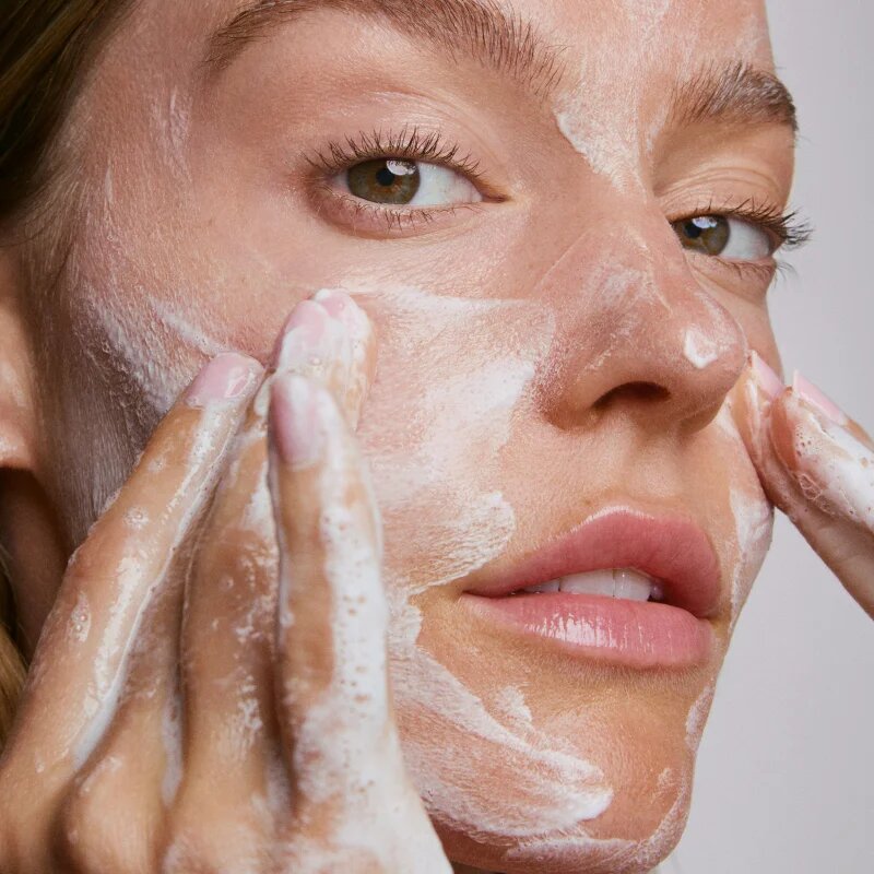 OLEHENRIKSEN Strength B5 Boost Hydrating Solid Foaming Gentle Cleanser lapte de curatare hidratant si hranitor 100 g