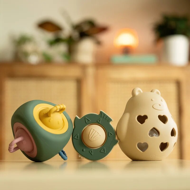 Petite&Mars Bear Basil 0m+ jucărie zornăitoare Misty Green 1 buc