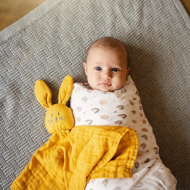 Petite&Mars Hugo Bamboo Comforter jucărie de adormit Intense Ochre 1 buc