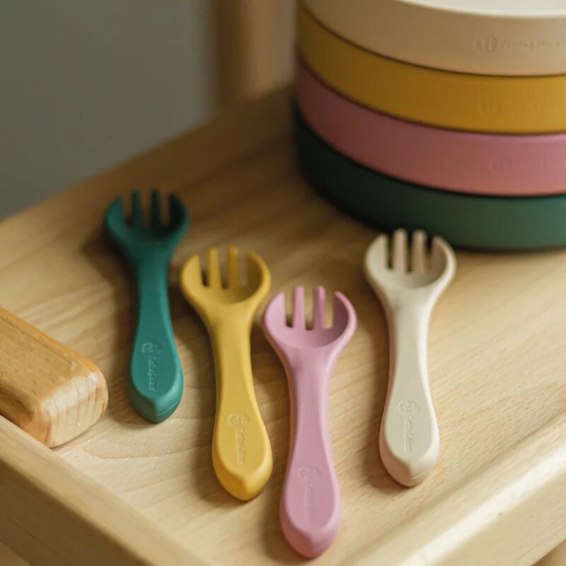 Petite&Mars Take&Match Silicone Cutlery tacâmuri Desert Sand 6 m+ 2 buc
