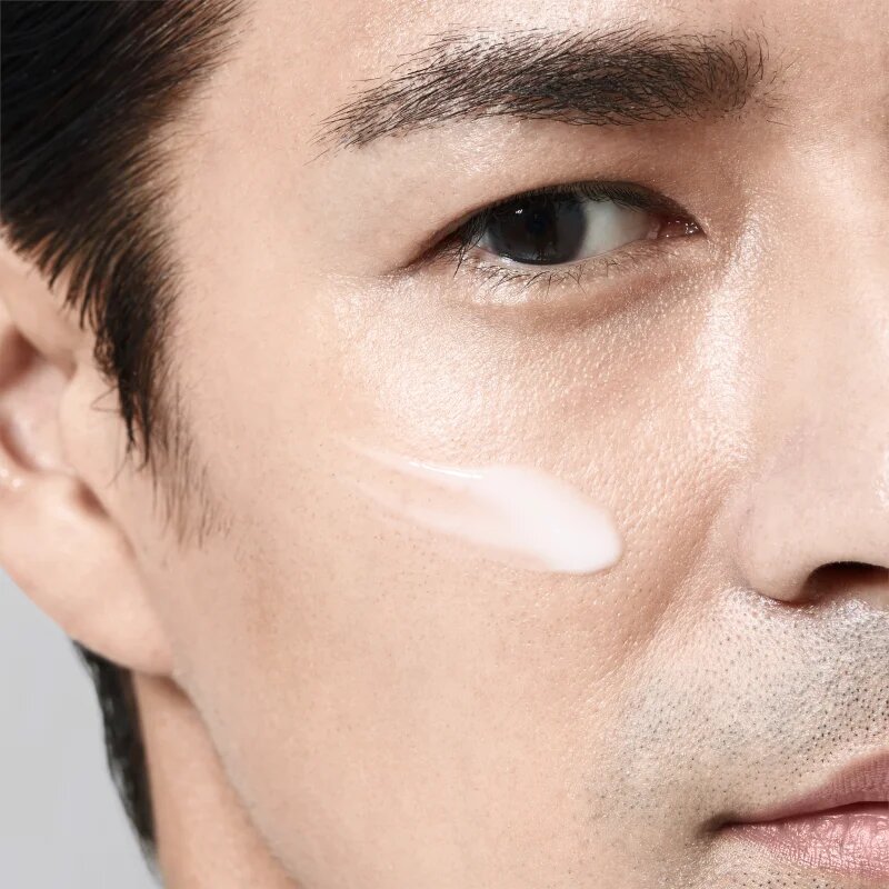 Shiseido Men Energizing Moisturizing Extra Light Fluid fluid efect regenerator pentru bărbați 100 ml