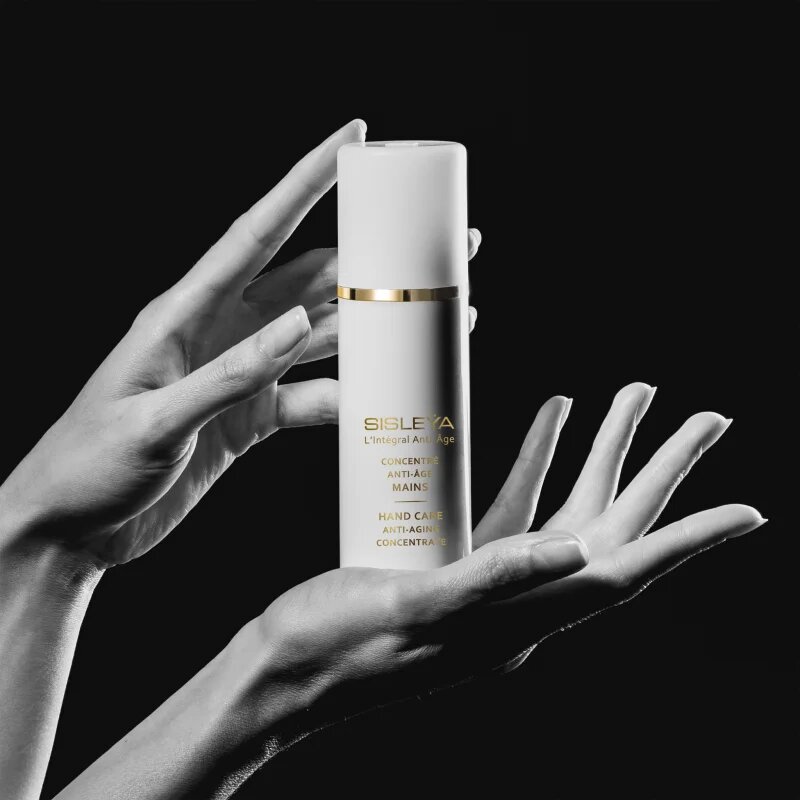 Sisley Sisleÿa L'Integral Anti-Aging Concentrate Hand Care crema de maini cu efect de reintinerire impotriva petelor pigmentate SPF 30 75 ml