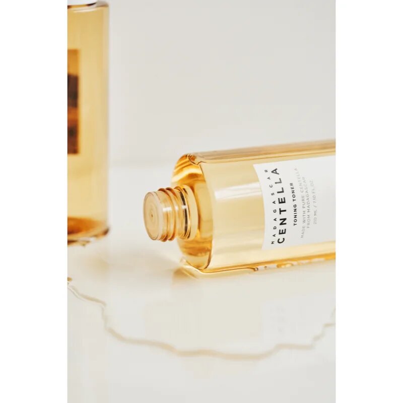 SKIN1004 Madagascar Centella Toning Toner tonic exfoliant delicat pentru piele sensibilă 400 ml