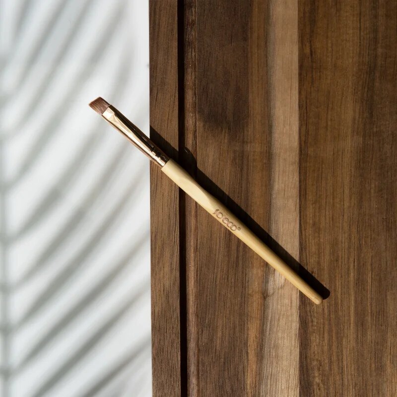 So Eco Angled Eyeliner Brush pensula pentru aplicarea tusului de ochi 1 buc