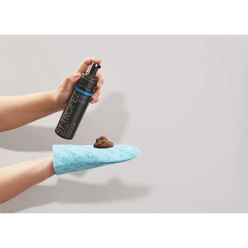 St.Tropez Self Tan Dark spuma autobronzanta pentru un bronz intens 200 ml