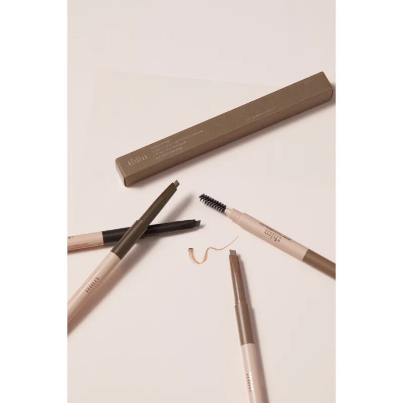 thim Artist Touch Brow Duo creion dermatograf cu două capete pentru sprâncene cu pensula culoare 01 Cocoa Brown 0.6 g