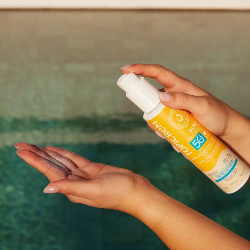 Topicrem Sun Protect Moisturizing Sun Spray spray de protecție cu efect de hidratare SPF 50+ 150 ml