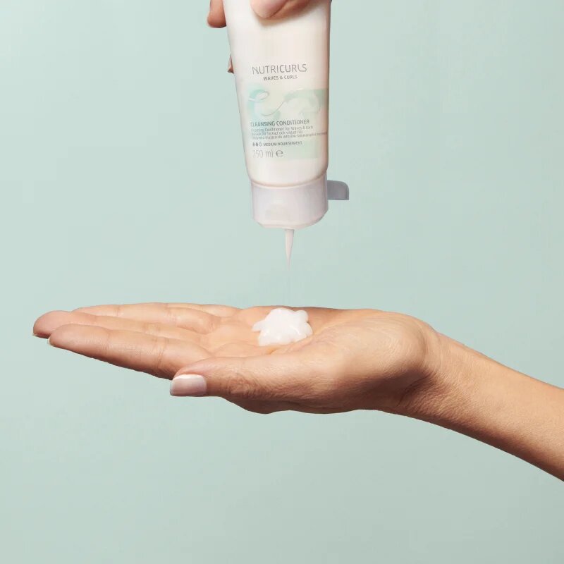 Wella Professionals Nutricurls Waves & Curls balsam hranitor pentru par usor de pieptanat 200 ml