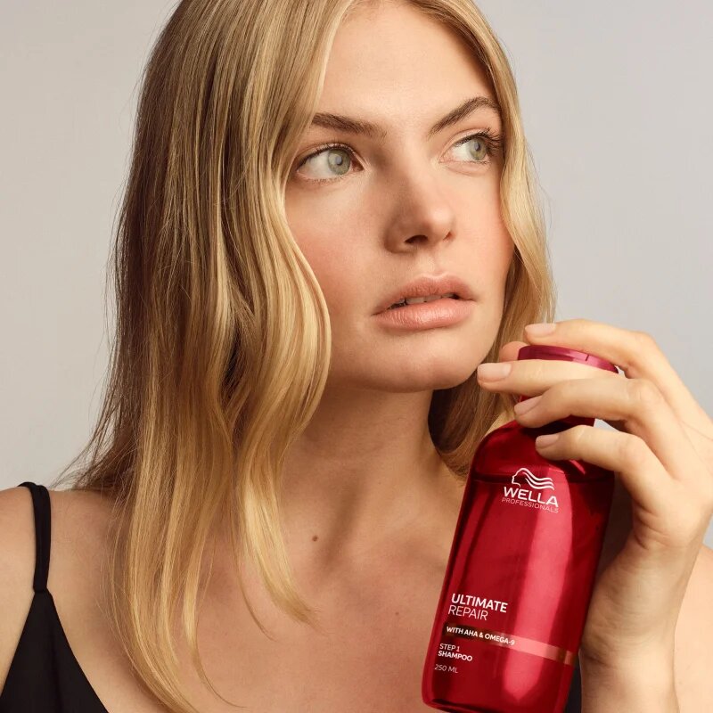 Wella Professionals Ultimate Repair Shampoo șampon fortifiant pentru păr deteriorat 100 ml