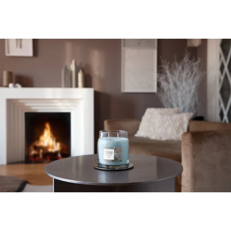 Yankee Candle Snow Kissed Pine lumânare parfumată 368 g