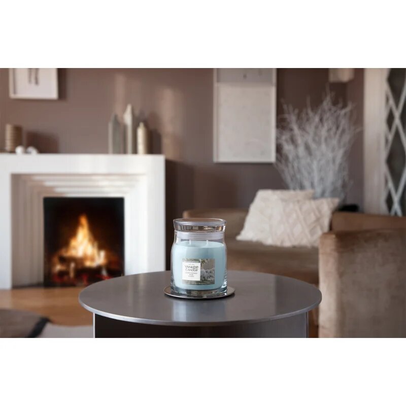 Yankee Candle Snow Kissed Pine lumânare parfumată 368 g