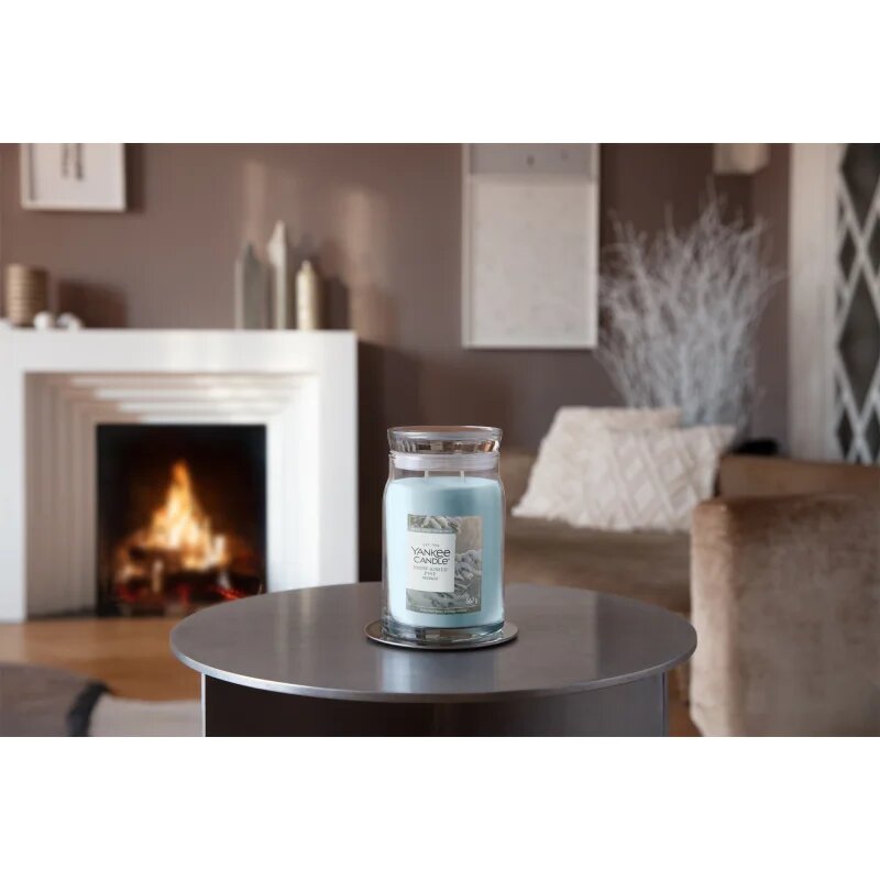 Yankee Candle Snow Kissed Pine lumânare parfumată 567 g